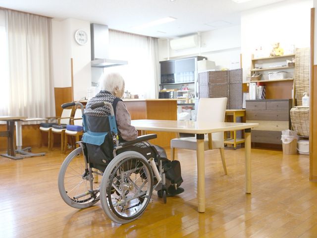 窓際のダイニングルーム ダイニングルーム 自然光がたっぷり差し込むダイニングルームは、車椅子の方も安心して利用できる設計です。