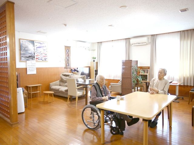 明るいリビング リビング 自然光がたっぷり入り、広々とした空間です。利用者同士が交流しやすい雰囲気になっています。