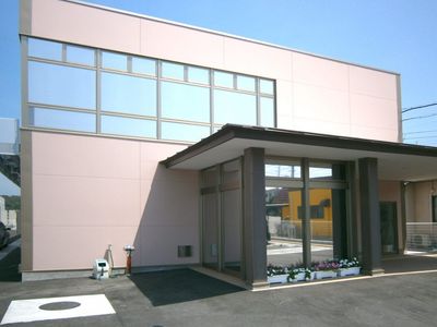 明るい建物の外観