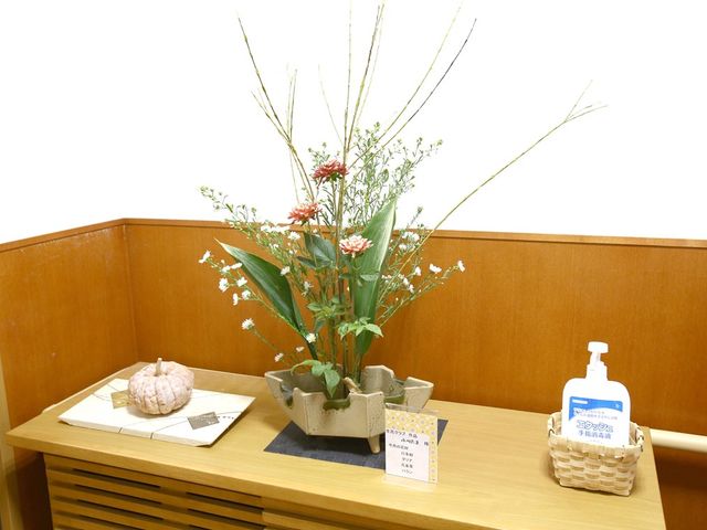 花が飾られたスペース 内観 エントランスの一角にある花が飾られたスペースです。季節感を感じることができます。