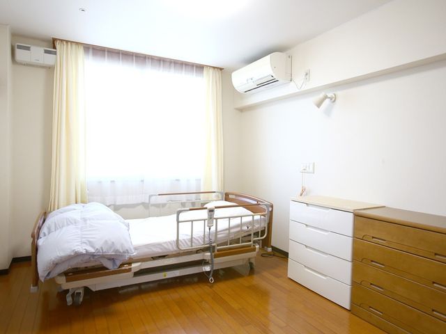 居心地よい癒しの居室 居室 自然光が差し込む明るい空間で、リラックスした時間を過ごせます。快適な休息環境が整っています。