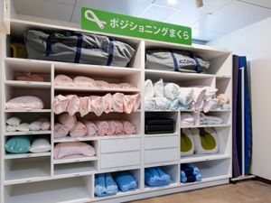 リネン棚のある更衣スペース  