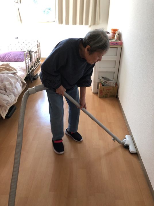 手遊びをする高齢者たち
