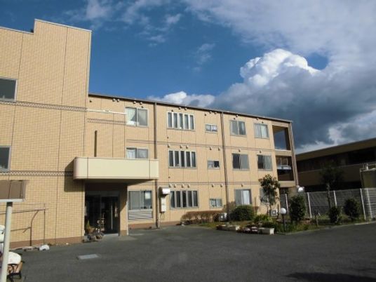 明るい外観の建物