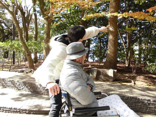 車椅子の方と散歩中