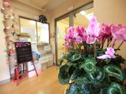 花と掲示板のあるロビー