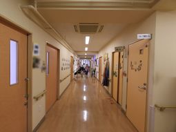 温かみのある廊下の風景