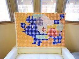 カラフルな壁面アート作品