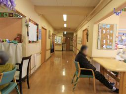 廊下に人が憩う様子