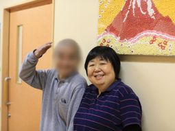 廊下の笑顔の女性
