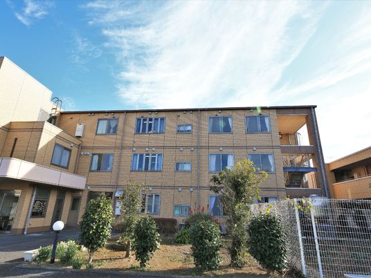 日差しが明るい建物外観
