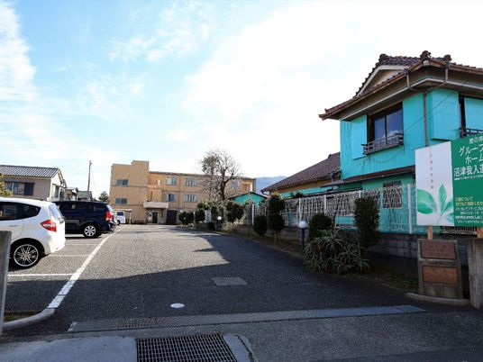 青い看板の施設外観