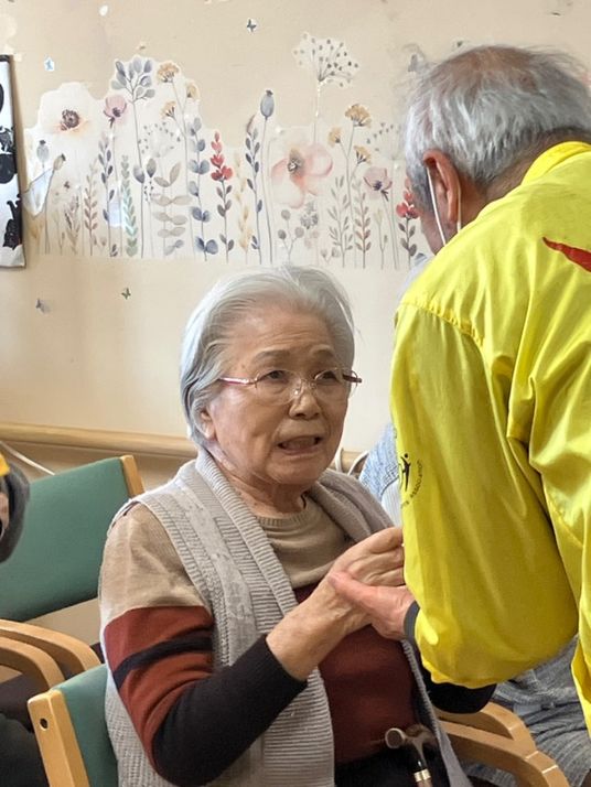笑顔で祝う仕事風景