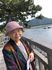 笑顔のおばあさまと海岸
