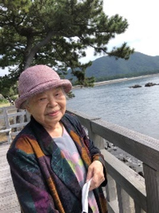笑顔のおばあさまと海岸