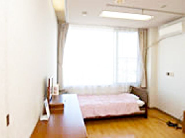 明るい個室居室 居室 採光豊かな個室で、穏やかな時間をお過ごしいただけます。快適な空間設計で、日々の生活がより豊かになります。