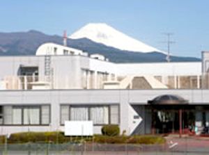 山々を背にした建物外観