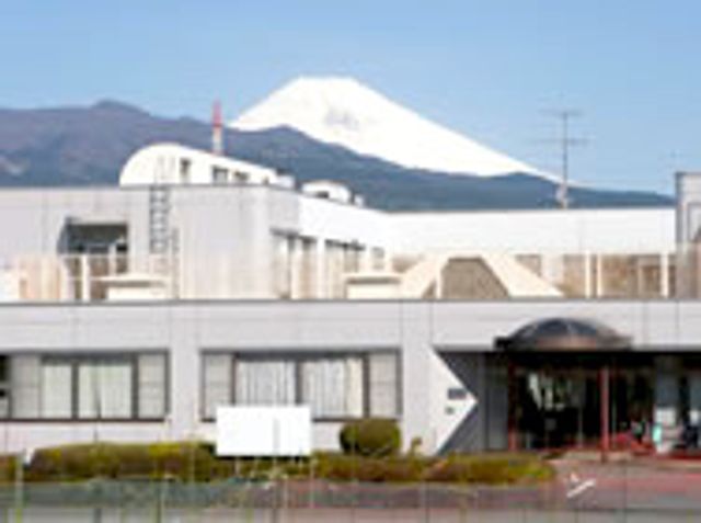 山々を背にした建物外観 外観 富士山を望む広々とした景観を持つ施設外観です。自然豊かな環境でのびのびと勤務できる場所です。