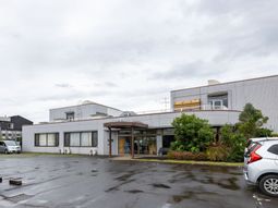 低層の建物外観