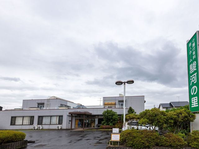 広々とした建物の外観 外観 広い敷地に建つ、ゆとりのあるエントランスが特徴の落ち着いた建物です。訪れる方々を温かく迎え入れるための工夫が見て取れます。