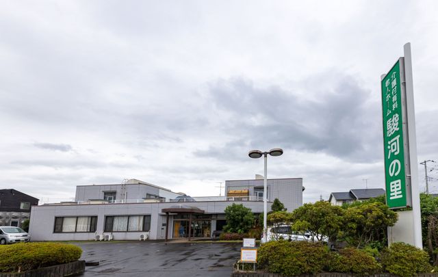 広々とした建物の外観 外観 広い敷地に建つ、ゆとりのあるエントランスが特徴の落ち着いた建物です。訪れる方々を温かく迎え入れるための工夫が見て取れます。