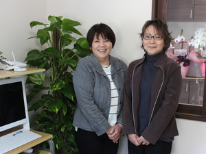 笑顔の女性二人とロビー  