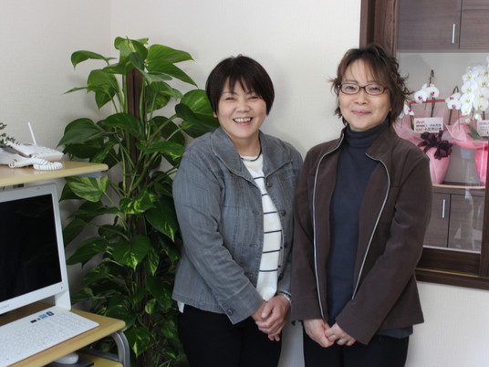 笑顔の女性二人とロビー  