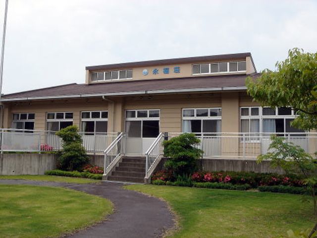 緑豊かな建物外観