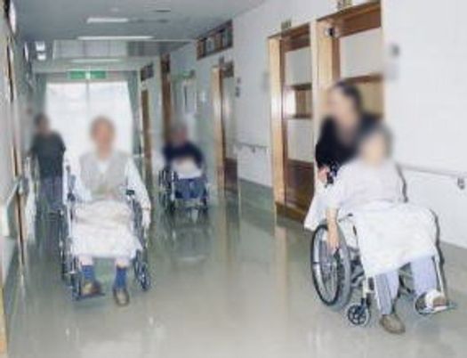 車椅子利用者の廊下