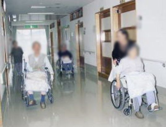 車椅子利用者の廊下