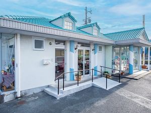 青い屋根の外観  