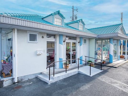 青い屋根の外観  