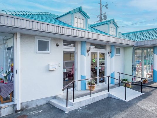 青い屋根の外観  