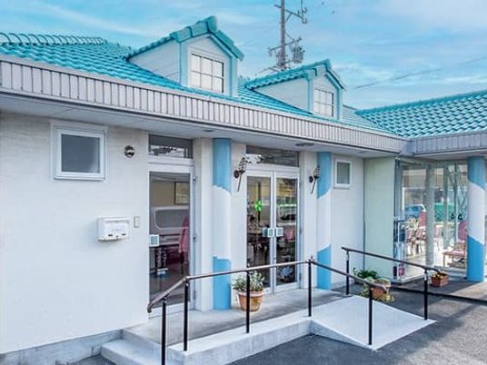 青い屋根の外観  