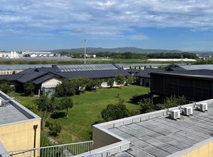中庭のある建物外観  