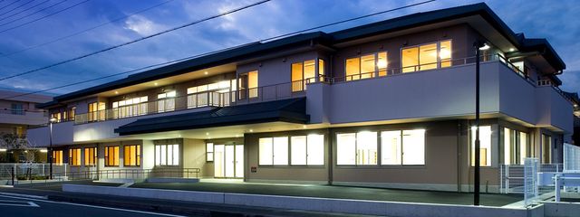 温かな光が灯る建物外観