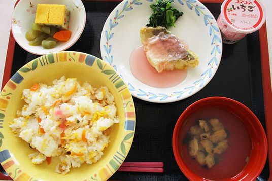 彩り豊かな料理の食堂