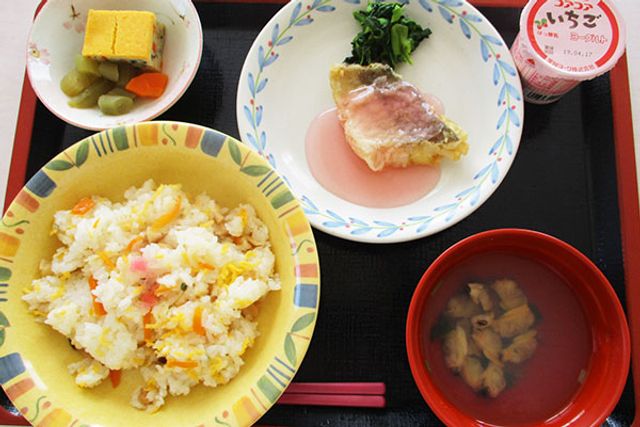 彩り豊かな料理の食堂