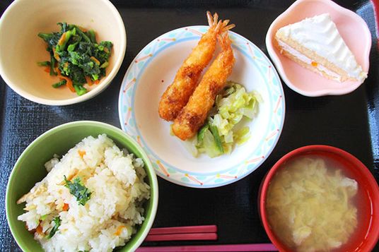 豊富な料理のプレート