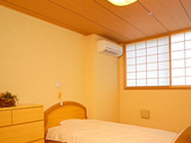 温かみのある居室 居室 温かみのある木目調の居室は、リラックスできるプライベート空間を提供します。