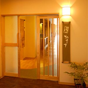 幅広い片引き戸の廊下