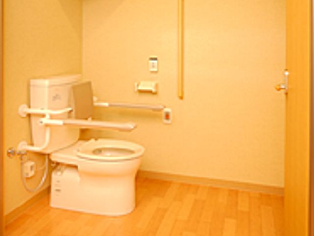 広々としたトイレ トイレ 介助がしやすいよう、手すり付きの広々とした空間になっています。明るさも確保されています。