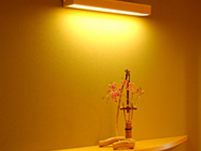 優しい照明の和室 和室 温かみのある照明が特徴の和風空間です。心落ち着く雰囲気の中で働くことができます。