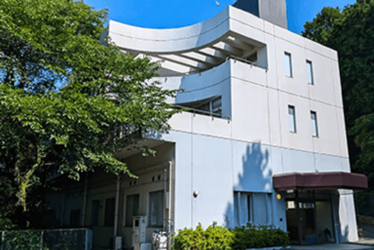 広々とした外観の建物