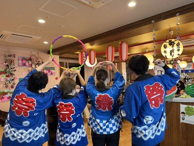 祭りの衣装を着た職員