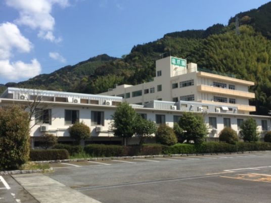 山に囲まれた建物
