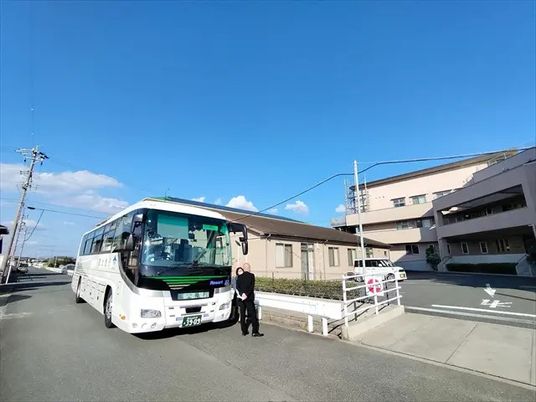 送迎バスのある外観  