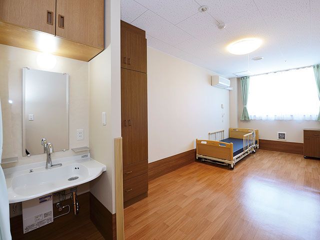 清潔感のある居室 居室 自然光が差し込む明るい個室で、快適なプライベート空間を提供します。収納スペースも充実しています。