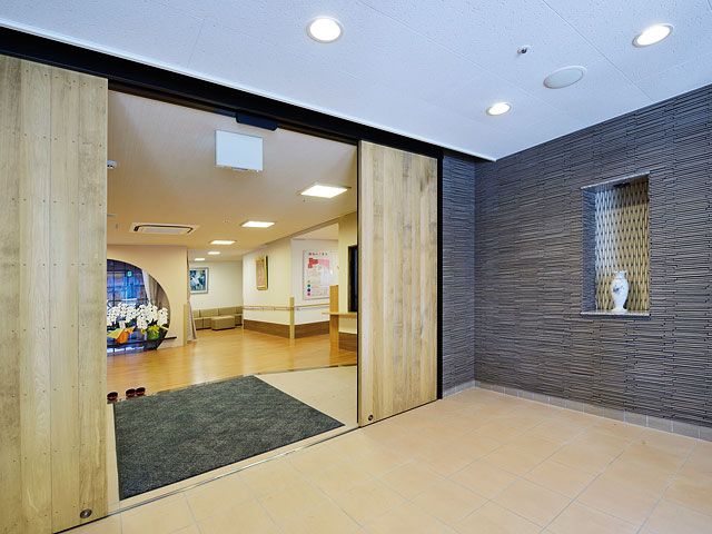 広々としたエントランス エントランス 広々としたエントランスは、十分な自然光が差し込む明るい空間です。暖かい雰囲気でお出迎えします。