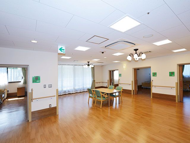広々とした空間の居室 居室 自然光が豊かに差し込む明るい居室で、快適な生活環境が整っています。
